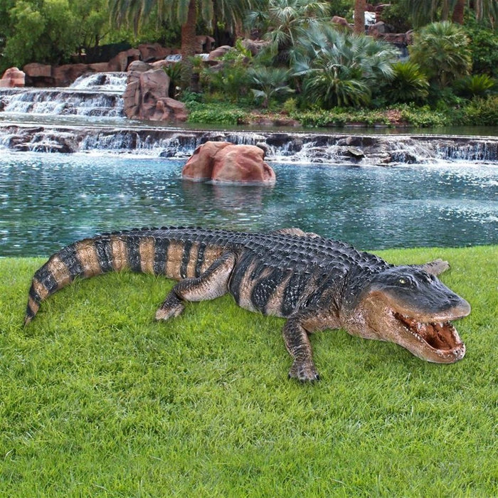 Design Toscano Stalking Swamp Predator: Alligator Garden Statue