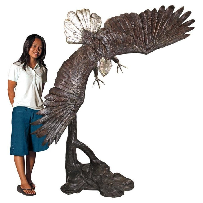 Design Toscano Final Approach Monumental Eagle Cast Bronze Garden Statue